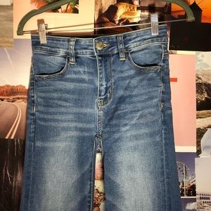 🌼 American Eagle Medium Wash Jeans 🌼